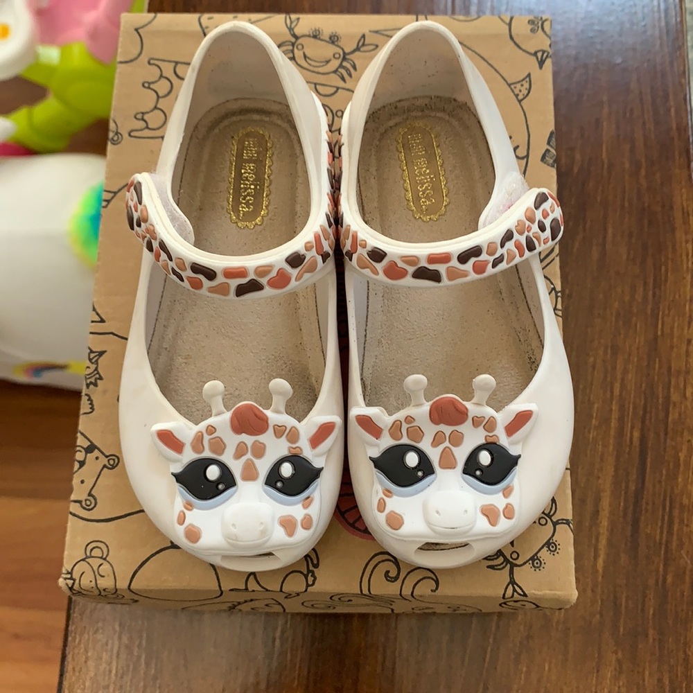 Mini Melissa Ultragirl giraffe size 7 toddler